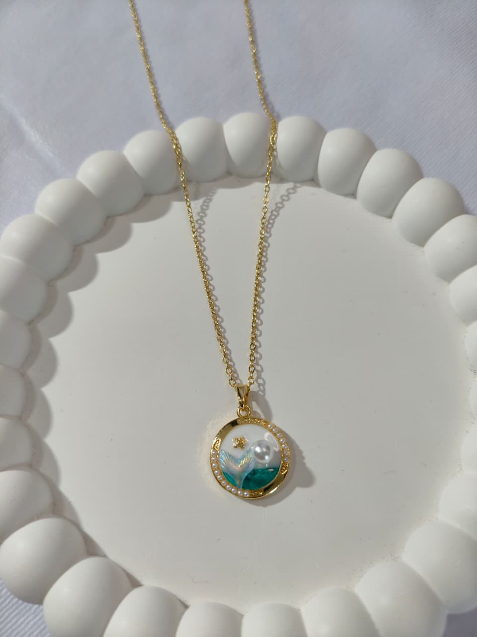 Elegant Gold Chain Necklace with Round Pendant, Pearl and Green Crystal Inlay, HJ54